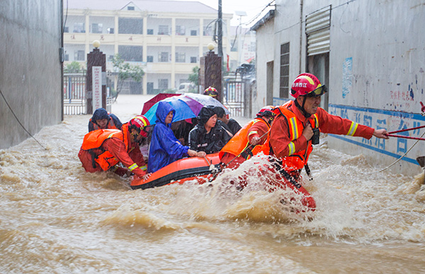 江西抗洪一线 他们为群众托起洪水上的救援之舟 